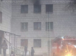 Мы сидим голодные, а электричество даже не думают делать - жильцы сгоревшей общаги в Волжском 