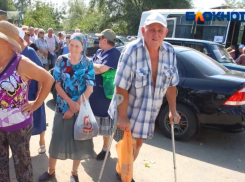 «Прокуратура плачет», - волжане об очереди за проездными у стен автоколонны №1732