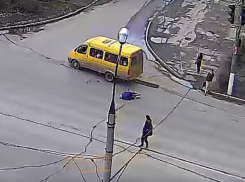 Бабушка попала под колеса маршрутчика, перебегая дорогу на «красный» в Волжском