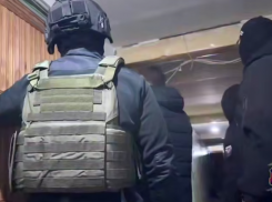 С полицией и СОБРом в Волжском прошла облава на нелегалов и преступников