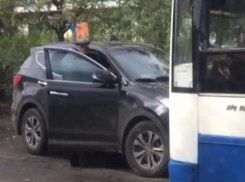 Иномарка поцеловала автобус на улице Энгельса в Волжском