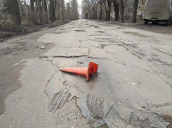 Стертые фотографии. Сломанный конус. Дорожный конус сломанный сломанный. Треснутый конус.