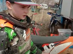 «Никогда не сдавайтесь!»: маленький саратовец приехал в Волжский для участия в мотокроссе