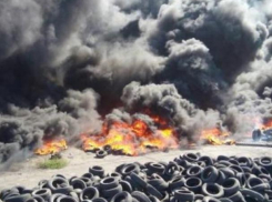 В Волжском загорелись покрышки