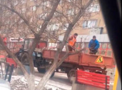 В Волжском обрабатывают тротуары и дороги от наледи