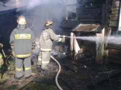 В Средней Ахтубе накануне праздника сгорели баня и автомобиль 