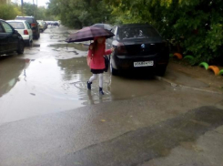 От территории школы в Волжском отрежут участок ради парковки 