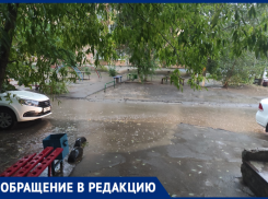 Волжане не могут пройти к дому в дождливую погоду из-за разбитой дороги во дворе