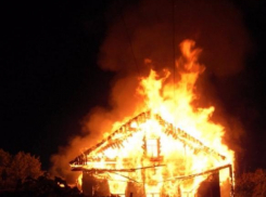 Недоброжелатели подожгли жилой дом под Волжским