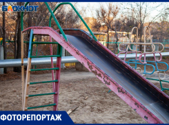 Свалки мусора, веток и огромные ямы на дороге: во что превратились дворы в Волжском