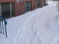 Волжский замурован в снегах: видео аварии, фото непролазных дворов