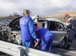 В лобовом столкновении легковушки и грузовика на трассе в Ростовской области  погиб волжанин