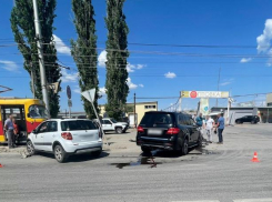 Протаранила «Мерседес» на перекрестке: в Волжском женщина пострадала в аварии