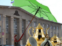 Волжская Дума закупает на 452 тысячи сервизы, зонты и конфеты