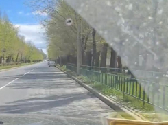 В Волжском водители игнорируют знак «остановка запрещена»