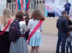Выпускников в Волжском заставили отжигать под «Ласковый май»
