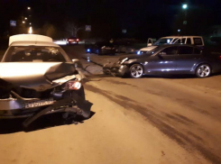 В Волжском столкнулись две иномарки: один человек в больнице