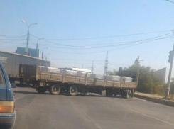 На мосту ГЭС ДТП автобуса и большегруза парализовало движение