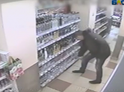 В Котово вор-неудачник попал на видео и был задержан во время кражи сигарет