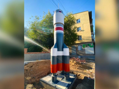 На перекрестке Ленина и Космонавтов появилась ракета «Союз» из труб