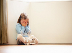 Судимая 25-летняя многодетная мать подозревается в избиении детей