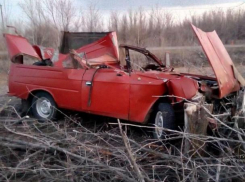 Советский автомобиль вдребезги разбился об трактор в Быковском районе