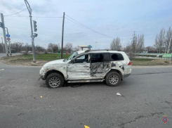 В Волжском лихач на внедорожнике пролетел на красный и встретился с фурой