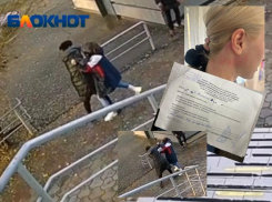 В Волжском парикмахеры устраивают кулачные бои за клиентов на улице: видео