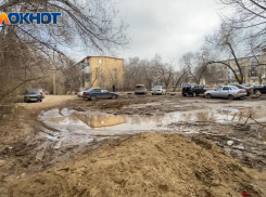 В грязное месиво превратились разбитые подчистую дороги в центре Волжского