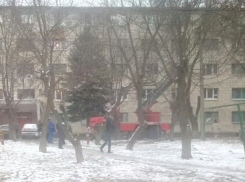 Двух человек спасли с помощью пожарной лестницы в сгоревшем общежитии Волжского