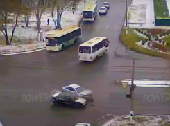 Авария в Волжском: проехал на «красный» и врезался в машину