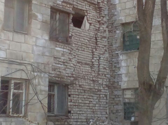В Волжском обрушилась стена жилого дома 