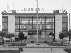 Январь в истории Волжского: построили первый каменный дом, начал действовать вокзал