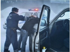 В Волжском двое студентов пытались сбежать от полиции на угнанном авто 