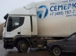 В Волжском грузовая фура столкнулась с «четырнадцатой»