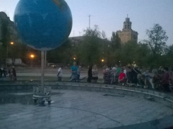 Волгоградцы несут цветы к фонтану, где утонул школьник