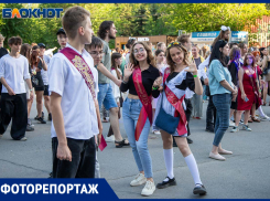 В Волжском «Последний звонок» зазвучал по-новому: выпускной в парке «Гидростроитель» превратился в яркое шоу