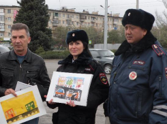 Ко Дню автомобилиста сотрудники ДПС вручили подарки волжским водителям