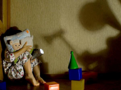 Монстры в шкафу и пугающая темнота: психолог о детских страхах