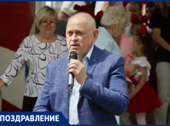 Глава Волжского поздравил выпускников