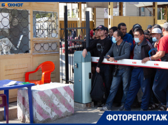 Более 900 мигрантов ожидают отправления в Ташкент из Волжского