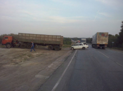 Под Волгоградом водитель Камаза врезался в ВАЗ-21063