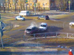 «На тазах гонят как на Ferrari»: в Волжском столкнулись ВАЗ и иномарка