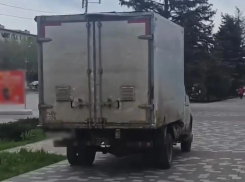 В Волжском «Газель» промчалась по тротуару мимо пешеходов: интернет помог полиции найти водителя