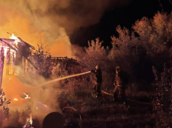 Ночью загорелся дом: двухэтажка полыхала под Волжским