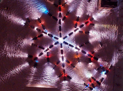 Гигантскую снежинку из автомобилей выстроили жители Волжского