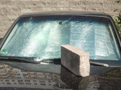 В Волжском пьяный хулиган разбил чужое авто кирпичом и устроил дрифт во дворе