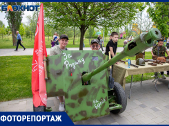 Волжский встретил День Победы праздником в парке, «Катюшей» в автобусе и гигантским Знаменем Победы на главной площади