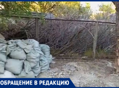 «Ждут беды»: жители о складе сухостоя и мусора во дворе в Волжском