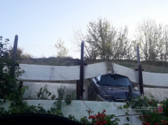 «Забыл поставить на ручник»: в Волжском автомобиль въехал в дачный забор